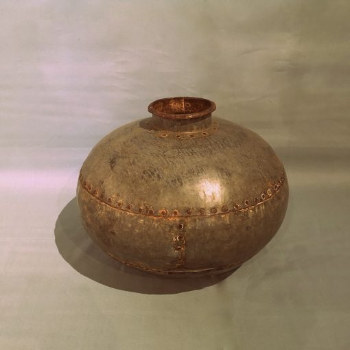 Oude metalen waterpot